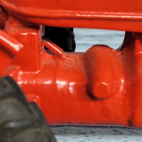 Vintage Scale Models 1/16 Scale IH Farmall die-cast n/frontend tractor red/black - Picture 5 of 10